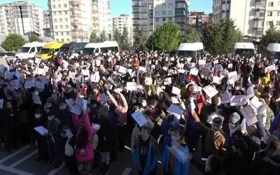 Öğrenciler hep bir ağızdan ’Bilmem mi’ şarkısını söyledi, Sefo’yu okullarına davet etti
