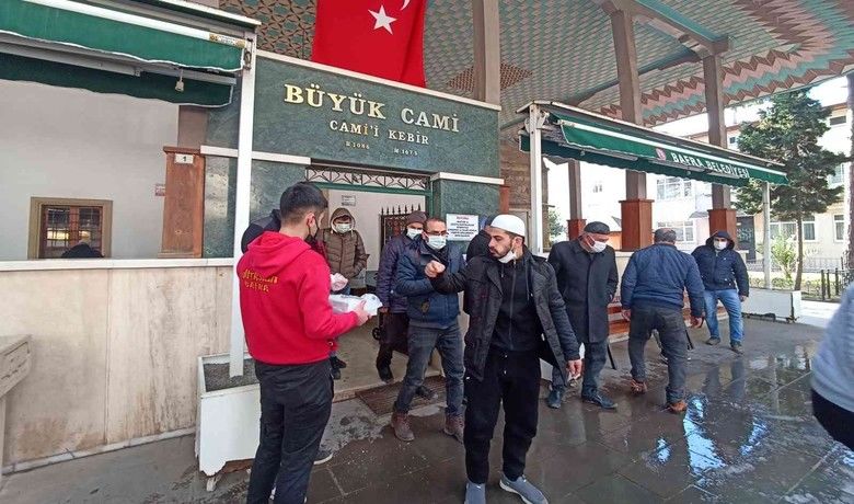 Ahmet Çalık için lokum ve çikolata dağıtıldı
 - Galatasaray taraftar grubu ultrAslan Samsun Bafra Temsilciliği, trafik kazasında hayatını kaybeden Konyaspor futbolcusu Ahmet Çalık için cuma namazı çıkışı lokum dağıttı.