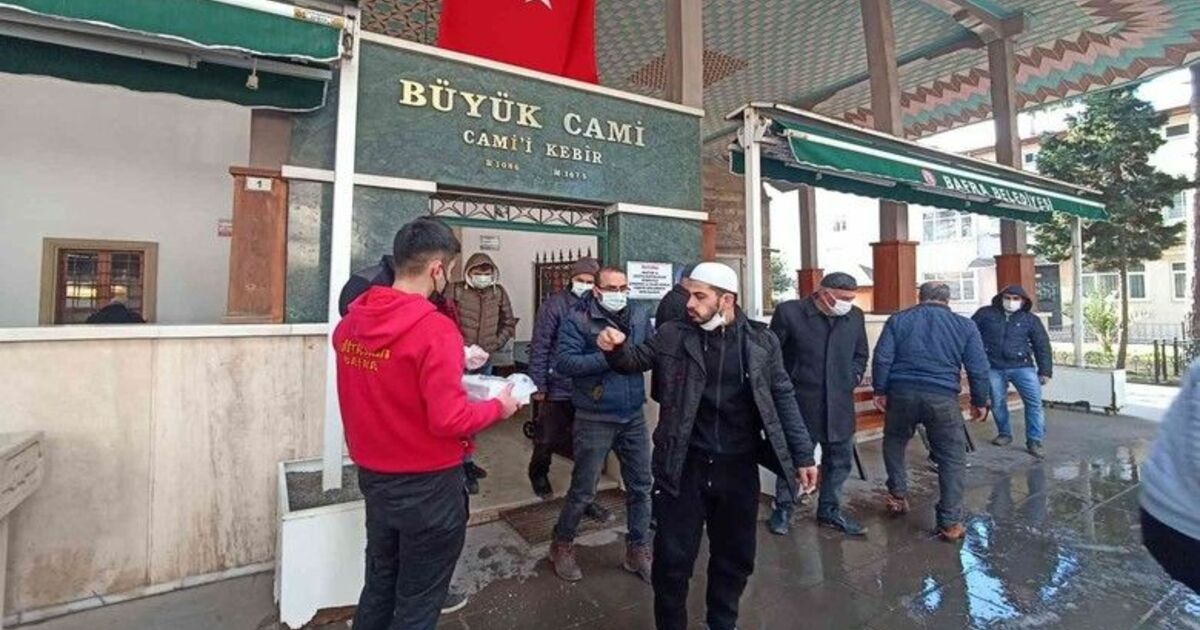 Ahmet Çalık için lokum ve çikolata dağıtıldı
