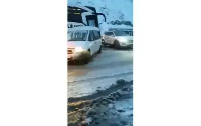 Buzlanan yolda 13 araç birbirine girdi: 3 yaralı
