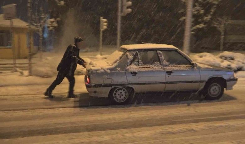Bafra’da yoğun kar yağışı - Samsun’un Bafra ilçesinde akşamüzeri başlayan yoğun kar yağışı hayatı olumsuz etkiledi.