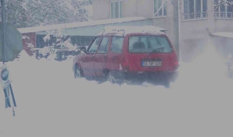 Bafra kara kışa teslim - Samsun’un Bafra ilçesinde dün akşam saatlerine başlayan yoğun kar bugün de etkisini sürdürüyor. Yoğun kar nedeniyle 35 kırsal mahallenin yolu kapandı.