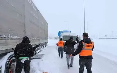 Samsun’da karda yolda kalanlara kumanya
