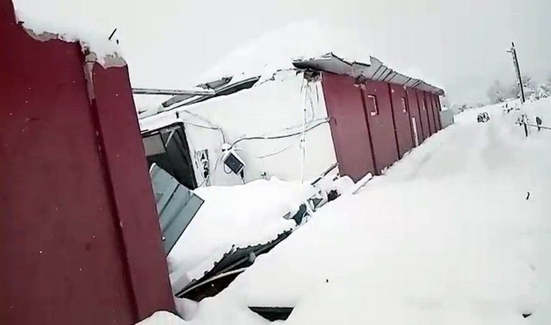 2 metreye ulaşan kar ahırları yıktı
 - Samsun’un Ladik ilçesinde 2 metreye ulaşan kar kalınlığı nedeniyle birçok ahır çöktü.