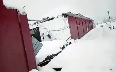 2 metreye ulaşan kar ahırları yıktı
