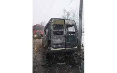 Alev alan minibüs küle döndü
