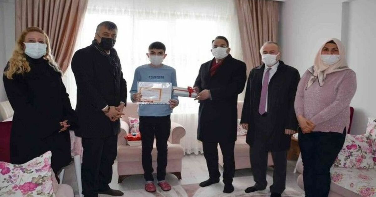 Evde eğitim alan öğrencilerin karne sevinci
