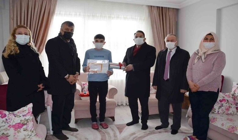 Evde eğitim alan öğrencilerin karne sevinci
 - Samsun’un Bafra ilçesinde, evde eğitim gören öğrencilerin karnesini Kaymakam Cevdet Ertürkmen verdi.