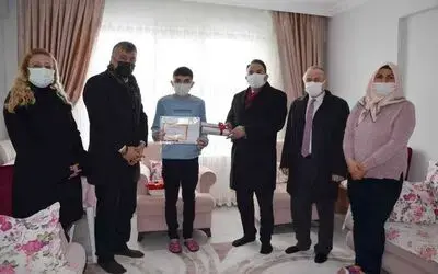 Evde eğitim alan öğrencilerin karne sevinci
