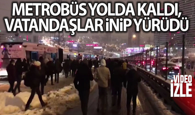 Metrobüs yolda kaldı, vatandaşlarinip yürümek zorunda kaldı - İstanbul’da gün boyu devam eden kar yağışı akşam saatlerinde etkisini arttırınca sürücüler zor anlar yaşadı.