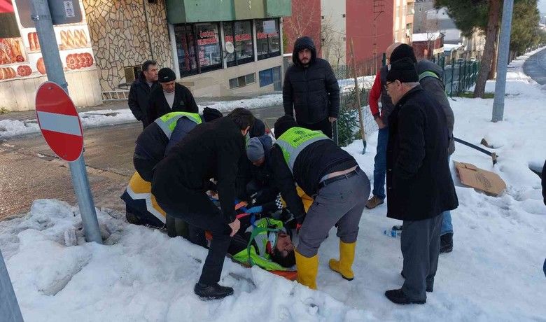 Kar temizleme görevlisi buzdakayarak düşüp hastanelik oldu - Samsun’da kaldırımlardaki kar ve buzları temizleyen belediye işçisi buzda kayarak kafasını yere çarpıp bayıldı. Hastaneye kaldırılan yaralı işçi tedavi altına alındı.