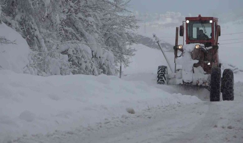 Samsun’da karla mücadele:328 mahallenin yolu açıldı - Hafta sonu yoğun kar yağışının etkili olduğu Samsun’da kapanan yollar açılıyor. 328 mahallenin yolu daha ulaşıma açılırken, 107 kırsal mahallede ise çalışmalar sürüyor.
