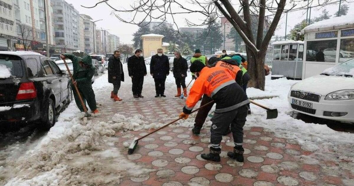Belediyeden kaldırımlarda kar temizleme çalışması