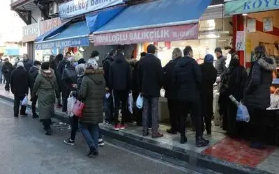 Kardan sonra evden çıkan vatandaş balığa hücum etti
