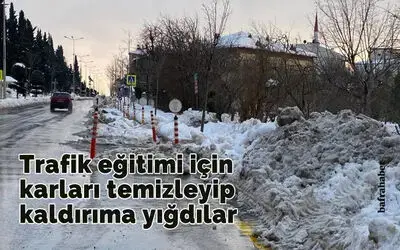 Trafik Eğitimi İçin Karları Temizleyip Kaldırıma Yığdılar