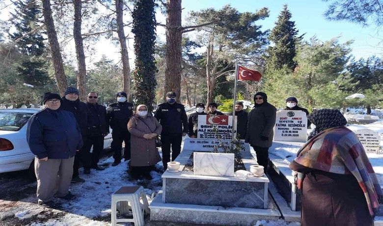 Şehit polis kabri başında dualarla anıldı - Şehit polis memuru Ali Kesimoğlu, şehadetinin 26. yılında Samsun’un Bafra ilçesinde kabri başında dualarla anıldı.