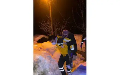Sağlık Pehlivan’ı: Yaşlı kadını sırtında ambulansa taşıdı
