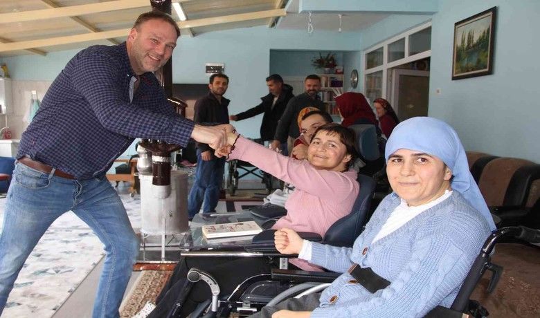 Hollanda’dan gelip Samsun’daki bedenselengellilere akülü sandalye dağıttı - Hollandalı iş adamı Samsun’a gelerek Tekkeköy ve Çarşamba ilçelerindeki bedensel engellilere akülü tekerlekli sandalye dağıttı.
