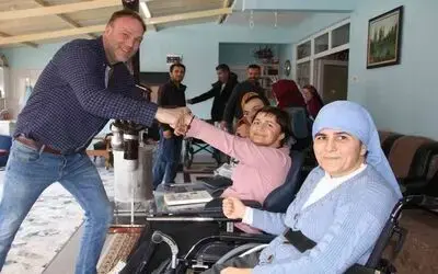 Hollanda’dan gelip Samsun’daki bedensel engellilere akülü sandalye dağıttı
