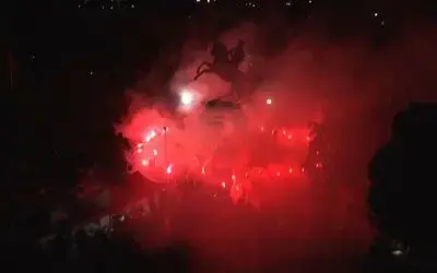 Taraftarlardan Onur Anıtı’na saldırıya meşaleli tepki
