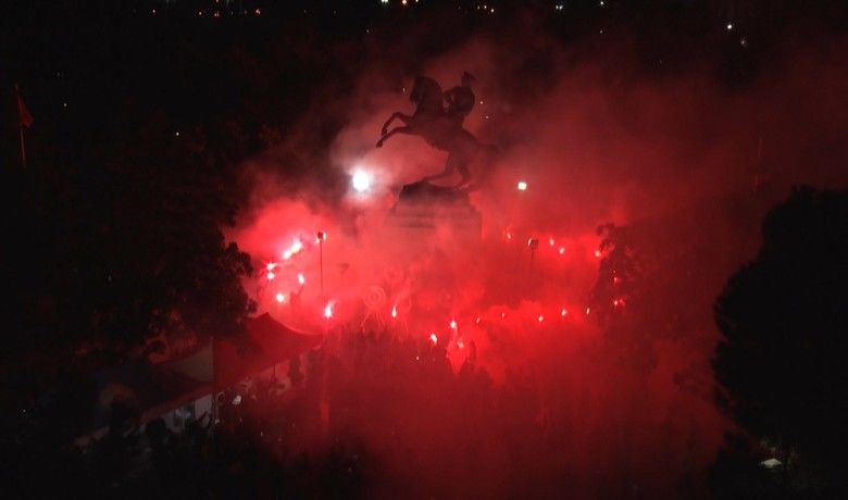 Taraftarlardan Onur Anıtı’nasaldırıya meşaleli tepki