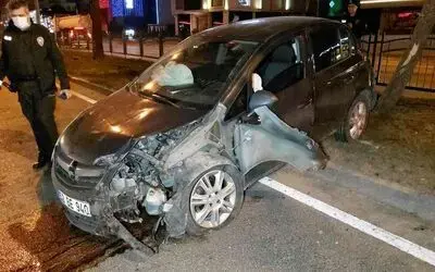 Samsun’da ağaca çarpan otomobilin sürücüsü yaralandı
