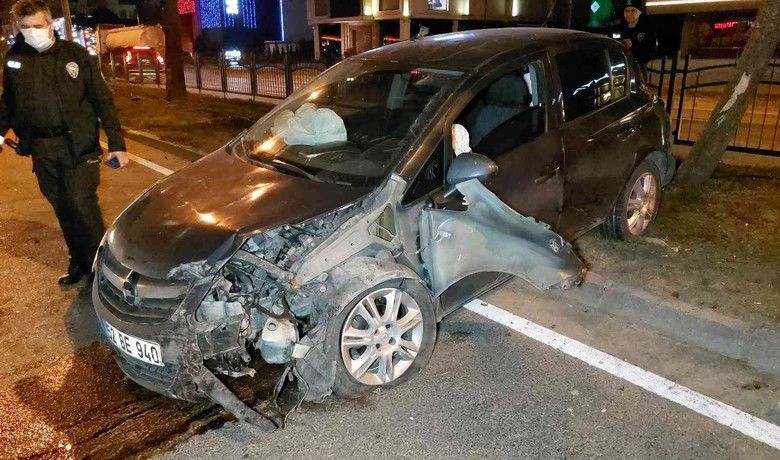 Samsun’da ağaca çarpanotomobilin sürücüsü yaralandı - Samsun’da yoldan çıkarak ağaca çarpan otomobilin sürücüsü yaralandı.