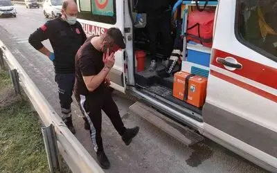 Kazada kanlar içinde kalan sürücü ayakkabısı çamurlu olduğu için ambulanstan indi
