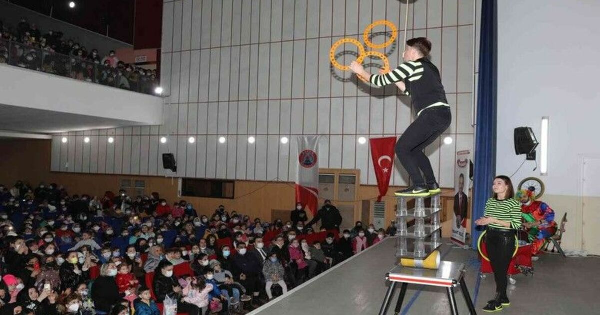 Bafralı çocuklara yarıyıl tatil hediyesi sirk gösterisi