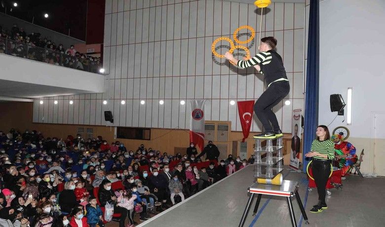 Bafralı çocuklara yarıyıltatil hediyesi sirk gösterisi - Bafra Belediyesi tarafından okulların yarıyıl tatiline girmesi nedeniyle çocuklar için karne hediyesi olarak düzenlenen sirk gösterisi yoğun ilgiyle karşılaştı.