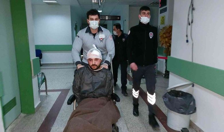 Kavgada 2 kişiyi öldürenşahıs hastanede gözaltına alındı - Sinop’ta iki aile arasında çıkan kavgada 2 kişiyi tabancayla öldürüp, kendisi de darp sonucu yaralanan şahıs, tedavi altına alındığı Samsun’daki hastanede polis tarafından gözaltına alındı.