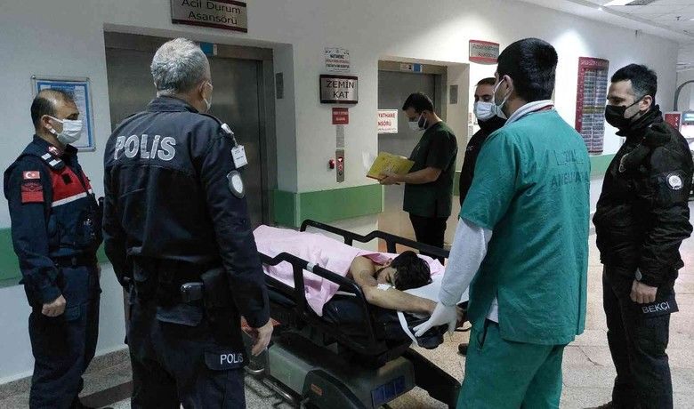 Sinop’taki çatışmada yaralılar Samsun’dakihastanelerde tedavi altına alındı - Sinop’ta iki grup arasında çıkan 2 kişinin öldüğü, 6 kişinin de yaralandığı silahlı çatışmadaki yaralılarından 4’ü Samsun’daki çeşitli hastanelerde tedavi altına alındı.