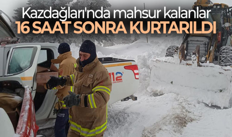 Kazdağları'nda mahsur kalan 17 asker ve4 belediye personeli 16 saat sonra kurtarıldı - Balıkesir'in Edremit ilçesi Kazdağı Milli Parkı'nda yoğun kar yağışı ve tipi nedeniyle mahsur kalan 17 askeri personel ve 4 belediye personeli, yaklaşık 16 saat süren çalışmalar sonucu kurtarıldı.