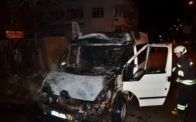 Park halindeyken yanan minibüs kullanılamaz hale geldi
