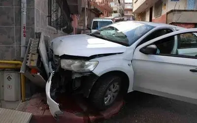 Polisten kaçarken kaza yaptı: Sürücü kaçtı otomobilde uyuşturucu madde bulundu

