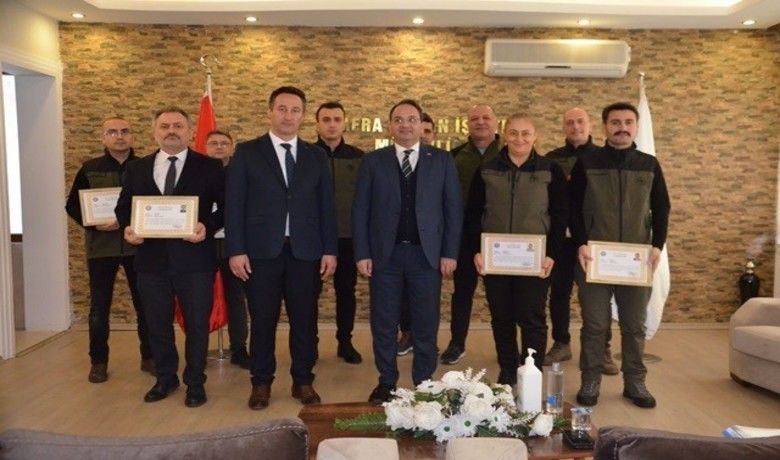Kaymakam Ertürkmen’den ormanişletme çalışanlarına başarı belgesi - Samsun’da Bafra Kaymakamı Cevdet Ertürkmen tarafından Orman İşletme Müdürlüğü ekiplerine başarı belgesi verildi.