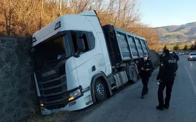 Samsun’da yoldan çıkan tır su kanalına devrildi
