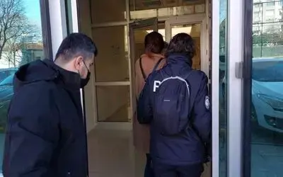 Bavulundan 5 tabanca çıkan genç kadına adli kontrol

