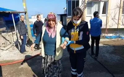 Yangında polisler yaşlı kadını ölümden kurtardı
