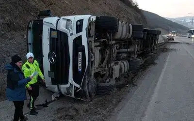 Samsun’da kargo tırı devrildi: 1 yaralı
