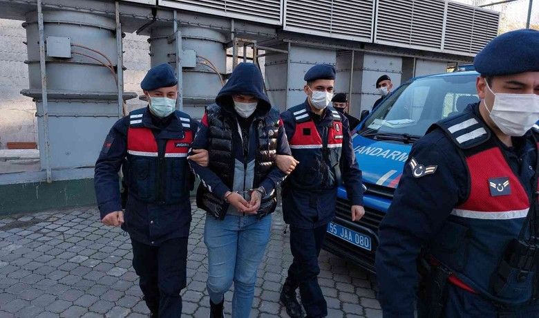 Samsun’da 1 kilo metamfetamin ile yakalandı
 - Samsun’da jandarmanın takibi sonucu 1 kilo 52 gram metamfetamin maddesi ile yakalanan bir kişi adliyeye sevk edildi.