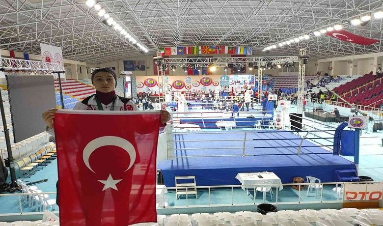 Samsunlu Zeynep, muay thai Avrupa şampiyonu oldu
 - İstanbul’da gerçekleşen Avrupa Muay Thai Şampiyonası’na katılan Samsun Tülay Başaran Anadolu Lisesi 10. sınıf öğrencisi Zeynep Sena Comart, çeyrek finalde Polonyalı, yarı finalde Belçikalı, finalde ise Güney Kıbrıslı rakibini yenerek altın madalya kazandı.