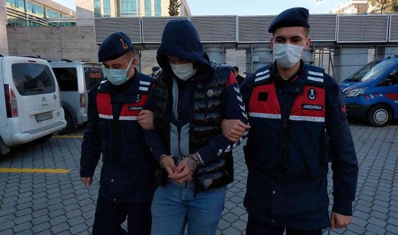 Samsun’da 1 kilo metamfetaminile yakalanan şahıs tutuklandı - Samsun’da jandarmanın takibi sonucu 1 kilo 0,52 gram metamfetamin maddesi ile yakalanan bir kişi çıkarıldığı mahkemece tutuklandı.