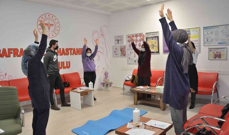 Baba adayları gebe okulundaeşleri ile empati kuruyor - Samsun Bafra Devlet Hastanesi gebe okulunda yalnızca anneler değil ebeveynlerin isteğine bağlı olarak babalar da eğitime tabii tutuluyor.