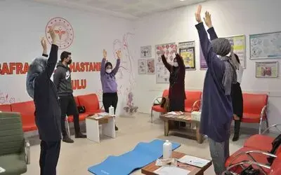 Baba adayları gebe okulunda eşleri ile empati kuruyor
