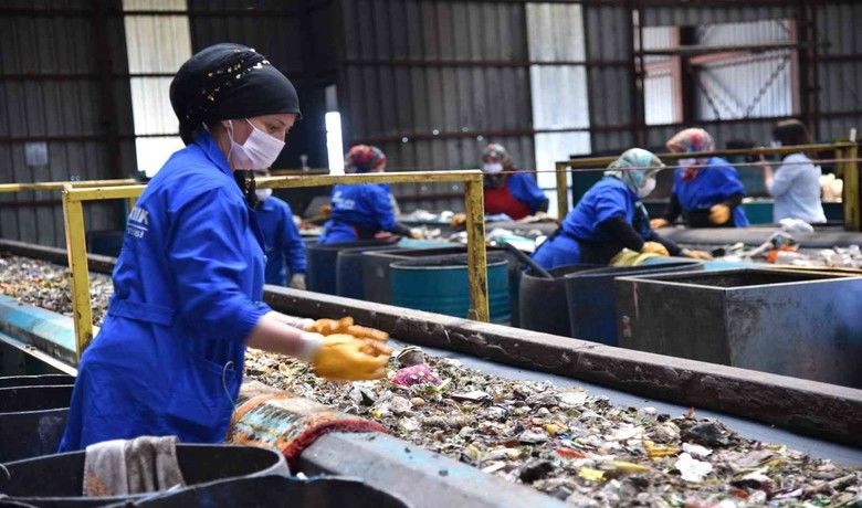 Atıklar sıfırlandı, 319bin ağaç kesilmekten kurtuldu - Geri dönüştürülebilen atıkları toplayan Samsun Büyükşehir Belediyesi, 2019 yılı Mayıs ayından bugüne kadar 30 bin 105 ton değerlendirilebilir atık toplayarak ekonomiye kazandırdı. Geri dönüşüme kazandırılan 18 bin 787 ton kağıt ile de 319 bin ağaç kesilmekten kurtuldu.