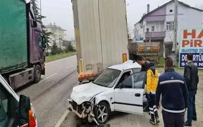 Otomobil tıra arkadan çarptı
