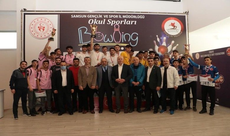 Liselerarası Bowling TürkiyeŞampiyonası’nın kazananlar kupalarını aldı - Samsun’da düzenlenen Okullar Arası Gençler Kız/Erkek Bowling Türkiye Şampiyonası oynanan final müsabakalarının ardından düzenlenen madalya ve kupa töreniyle son buldu.