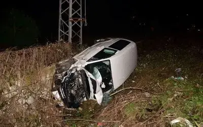 Hafif ticari araç şarampole devrildi: 1 yaralı
