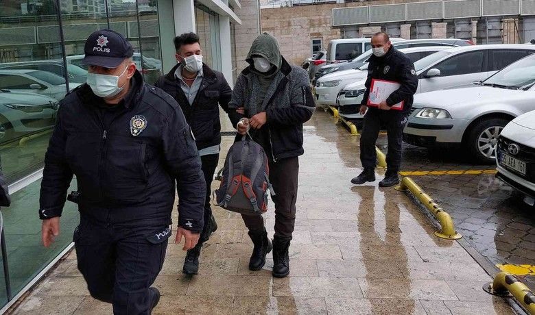 Evden hırsızlık iddiasına gözaltı
 - Samsun’da girdiği evden hırsızlık yaptığı iddia edilen bir kişi polis tarafından gözaltına alındı.